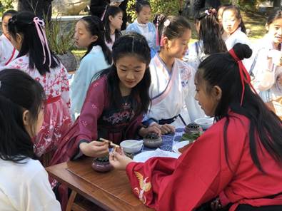 赵晨老师组织学生桂花活动